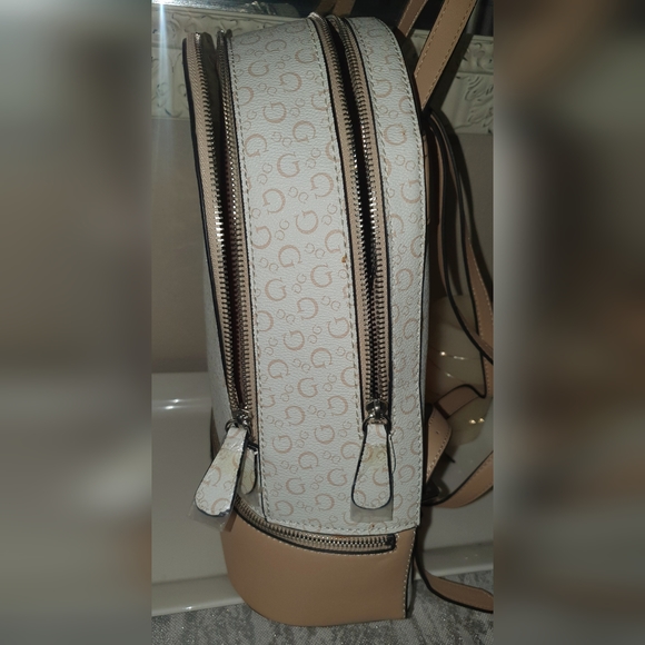 GUESS - Picture 10 of 10